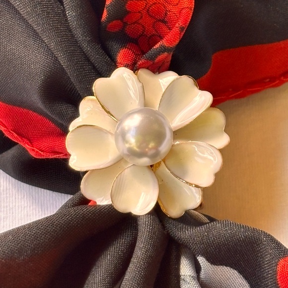 Floral Pearl Scarf Ring - Picture 5 of 14